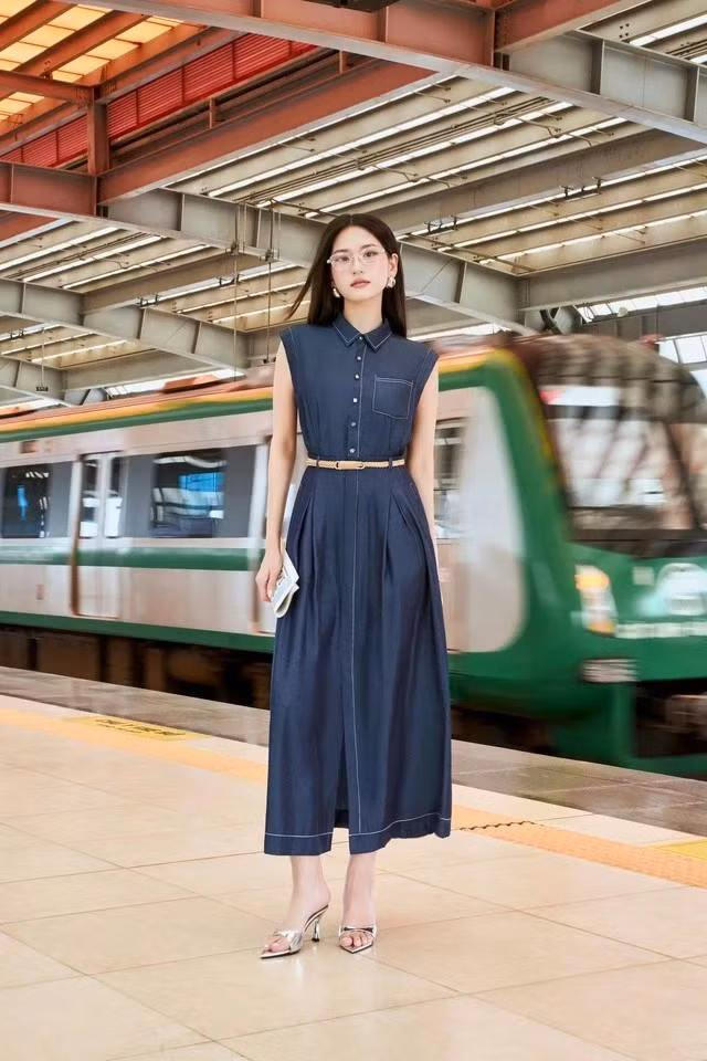 Các thiết kế váy dài có đường may sắc nét, chất vải denim mềm và nhẹ tạo nên sự hài hòa của nét cá tính và thanh lịch, phù hợp cho cả môi trường công sở lẫn những ngày nghỉ cuối tuần