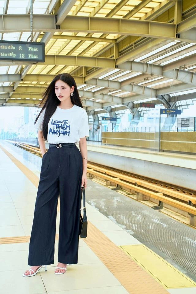 Quần jeans ống rộng mềm mại với những đường xếp ly, cạp cao quen thuộc gợi nhắc phom dáng của chiếc quần dài công sở quen thuộc. Mùa hè, hãy cho phép bản thân được thả lỏng trong diện mạo thanh lịch mà vẫn thoải mái, lịch thiệp và tràn đầy phóng khoáng, tự do