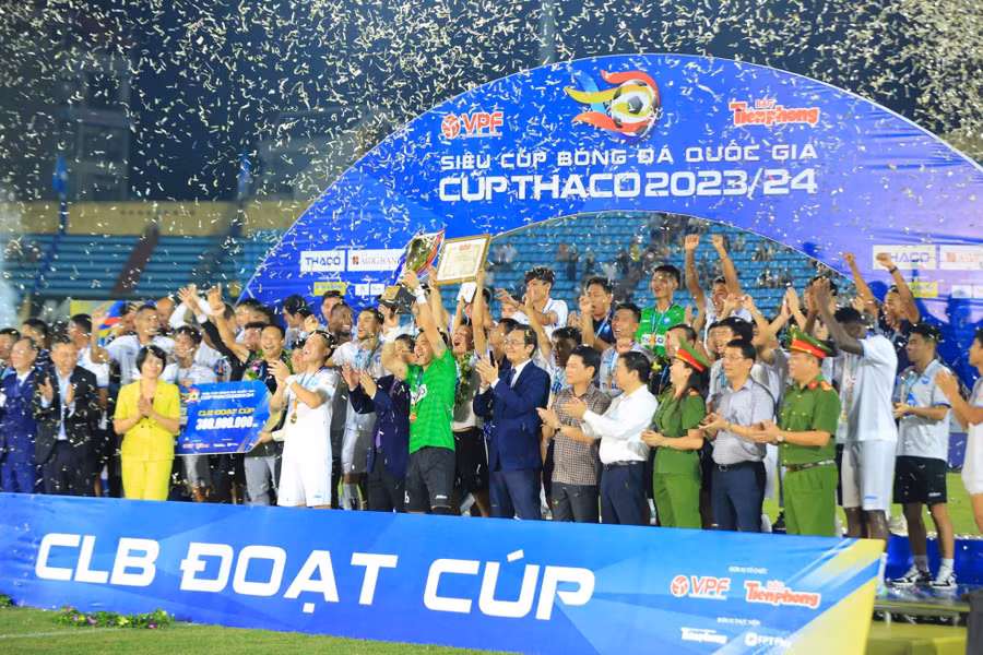 Bóng đá Việt ngày càng chuyên nghiệp ở các đấu trường V.League, Cúp Quốc gia và Siêu Cúp Quốc gia.