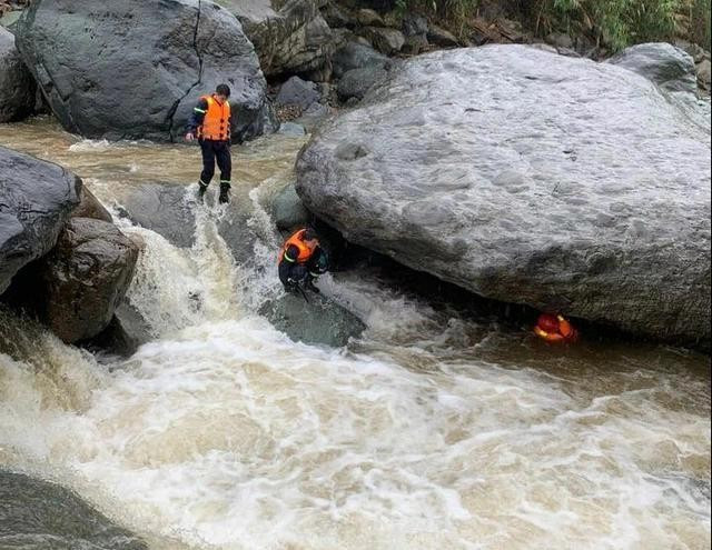 Dò tìm từng khe đá để tìm kiếm hai mẹ con chị D. bị lũ cuốn từ sáng 23.5 Dò tìm từng khe đá để tìm kiếm hai mẹ con chị D. bị lũ cuốn từ sáng 23.5