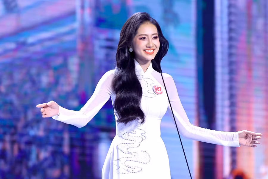 Hà Trúc Linh sinh năm 2004, đến từ Phú Yên, Hoa khôi Đại học Tài chính - Marketing 2023.