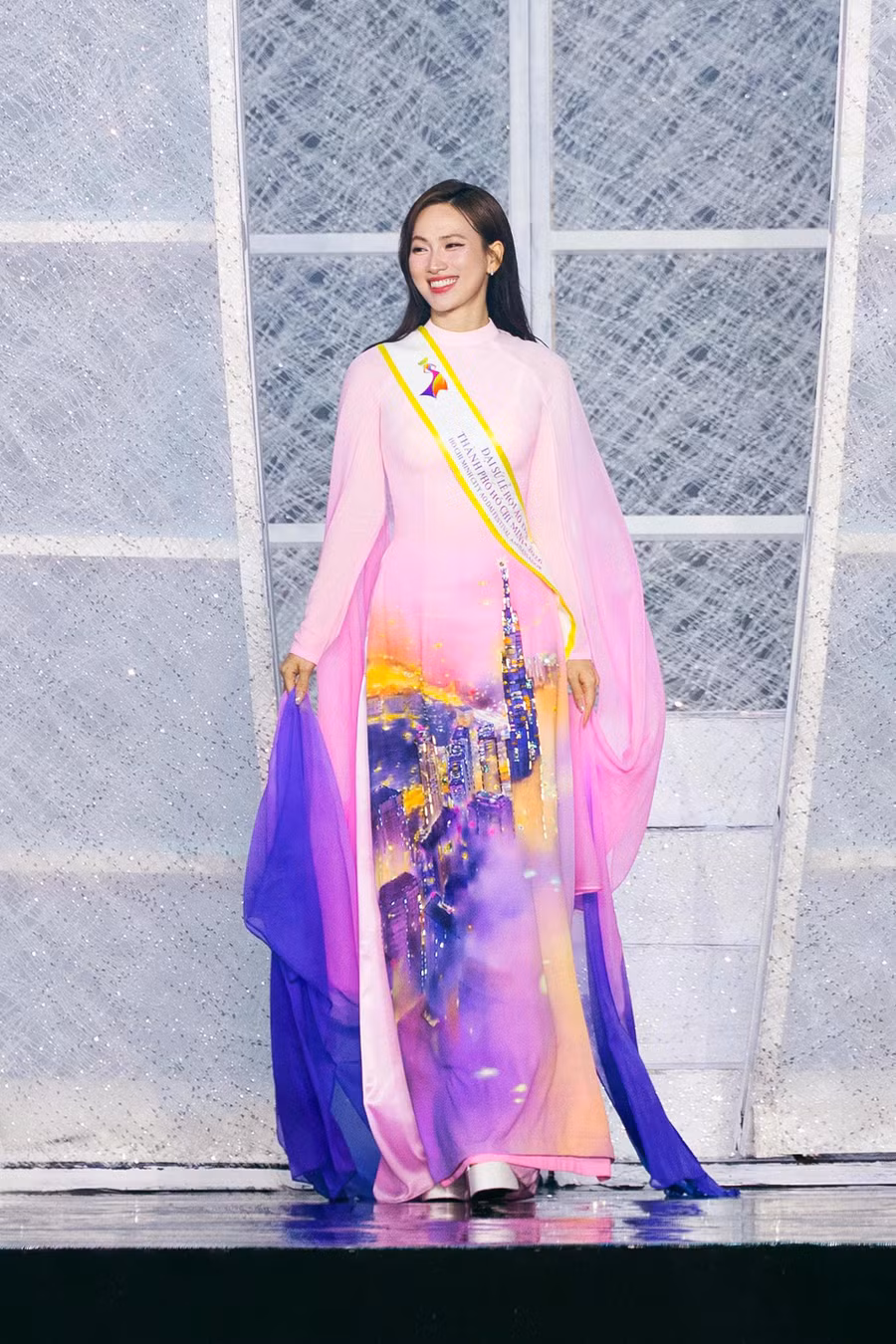 Trên sân khấu, diễn viên Phương Anh Đào ghi điểm với nụ cười tỏa sáng. Tuy không phải là người mẫu chuyên nghiệp nhưng cô vẫn hoàn thành tốt phần trình diễn của mình