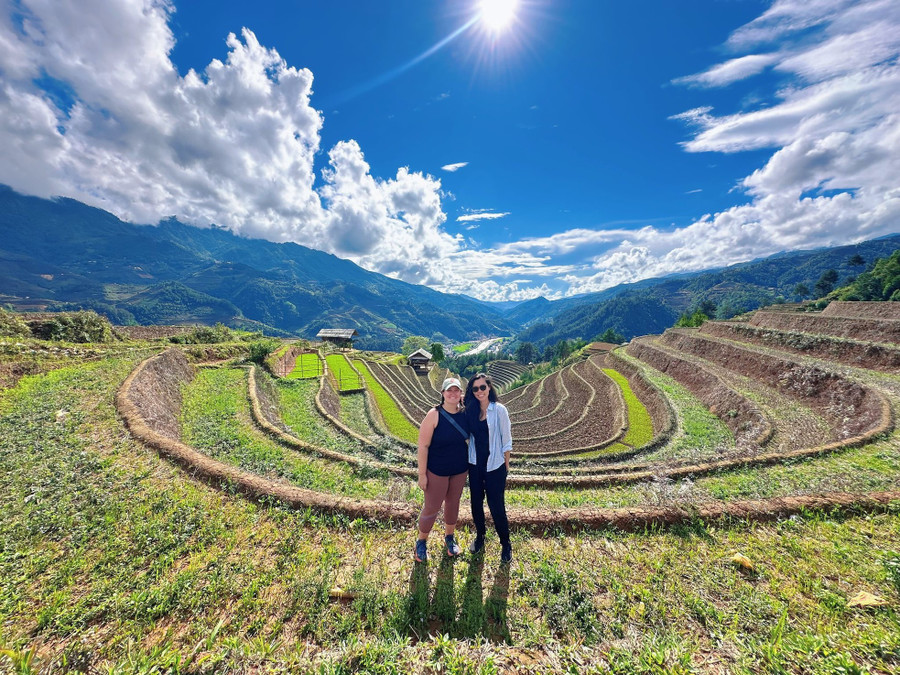 Du khách thích thú khi được chiêm ngưỡng cảnh sắc ruộng bậc thang, check-in giữa thiên nhiên hùng vĩ và khám phá những nét văn hóa độc đáo của đồng bào nơi đây. Du khách thích thú khi được chiêm ngưỡng cảnh sắc ruộng bậc thang, check-in giữa thiên nhiên hùng vĩ và khám phá những nét văn hóa độc đáo của đồng bào nơi đây.