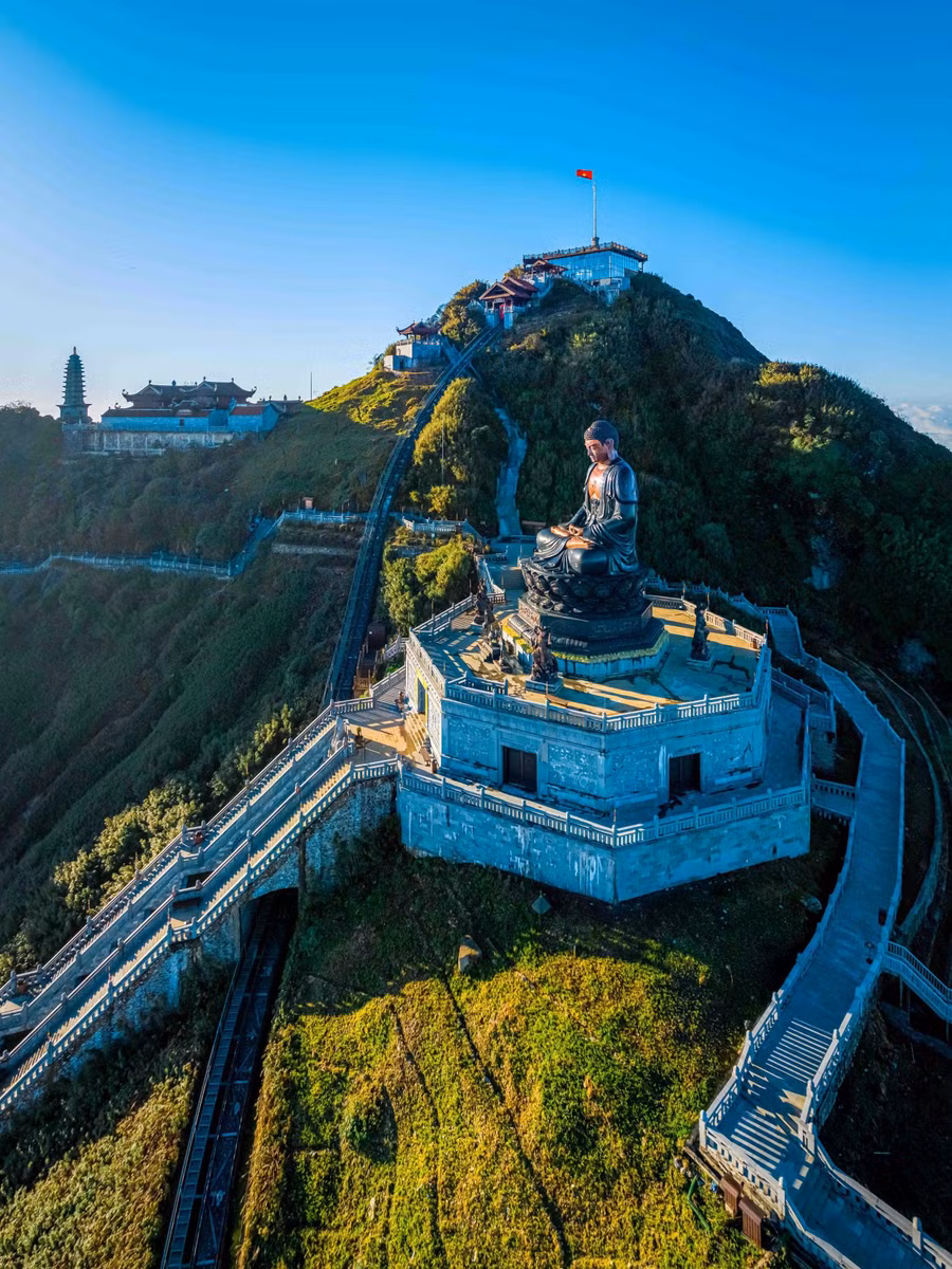 Đại tượng Phật A Di Đà từ bi, uy nghi, hay bảo tháp 11 tầng sừng sững càng khiến khung cảnh thêm phần huyền bí