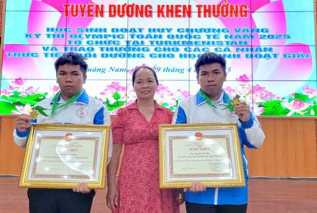 Trí Hiền, Trí Hậu hạnh phúc trong vòng tay mẹ sau khi “gặt vàng” trở về từ cuộc thi Toán học quốc tế Trí Hiền, Trí Hậu hạnh phúc trong vòng tay mẹ sau khi “gặt vàng” trở về từ cuộc thi Toán học quốc tế