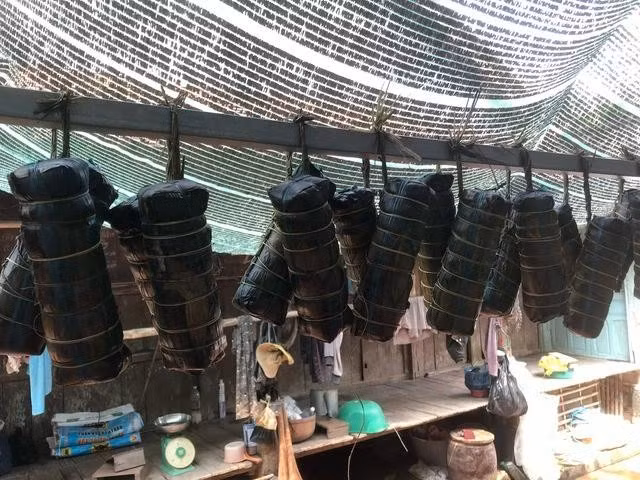 Trần Thị Mỹ Ngọc, nhà ở cù lao Long Thuận (Đồng Tháp) cho biết bánh tét cũng là một đặc trưng tại các đám giỗ bên cồn nói riêng và miền Tây nói chung. Sau khi nấu bánh xong, thường sẽ được treo lên như thế này cho ráo nước