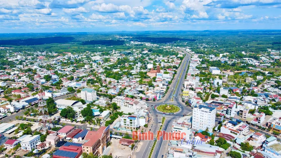 Bình Phước đã vươn lên với tốc độ tăng trưởng liên tục dẫn đầu vùng Ðông Nam Bộ, trở thành điểm đến hấp dẫn của các nhà đầu tư trong và ngoài nước. Trong ảnh: Ngã tư trung tâm TP. Ðồng Xoài, tỉnh Bình Phước nhìn từ trên cao - Ảnh: Phú Quý