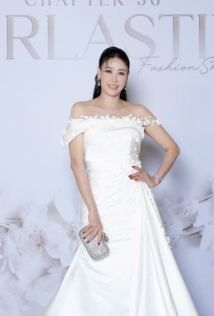 Hoa hậu Hà Kiều Anh chọn chiếc váy trắng khoe nhan sắc trẻ trung. Cô phối cùng túi xách và loạt trang sức đắt tiền. Ngoài hoạt động nghệ thuật, Hoa hậu Việt Nam 1992 còn tham gia kinh doanh. Cuộc hôn nhân của Hà Kiều Anh khiến nhiều người ngưỡng mộ