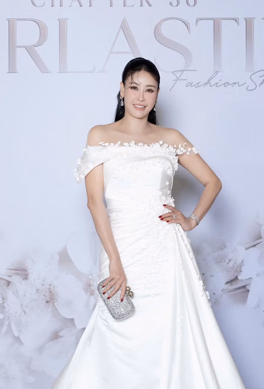 Hoa hậu Hà Kiều Anh chọn chiếc váy trắng khoe nhan sắc trẻ trung. Cô phối cùng túi xách và loạt trang sức đắt tiền. Ngoài hoạt động nghệ thuật, Hoa hậu Việt Nam 1992 còn tham gia kinh doanh. Cuộc hôn nhân của Hà Kiều Anh khiến nhiều người ngưỡng mộ