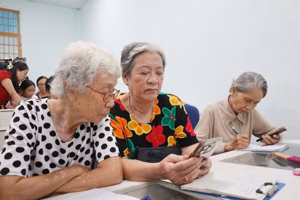 Các học viên tập kỹ năng chụp ảnh nhận diện khuôn mặt để đưa vào ứng dụng VneID.