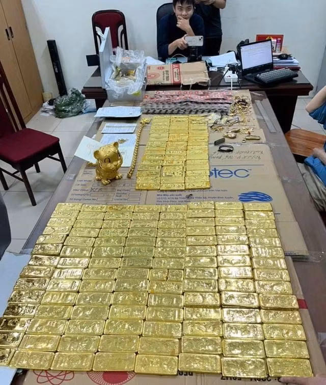 Tài sản thu giữ của các đối tượng trong đường dây lừa đảo