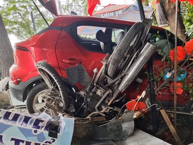 Ô tô đè lên một xe máy.