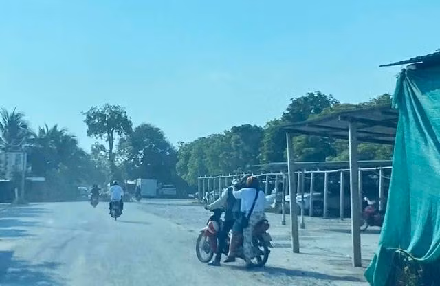 Xe ôm chở người đi về hướng khu vực cửa khẩu Mỹ Quý Tây bằng con đường phía sau bãi giữ xe