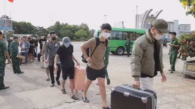 Lực lượng chức năng tỉnh Tây Ninh tiếp nhận hàng trăm công dân Việt Nam sau khi được Campuchia trao trả