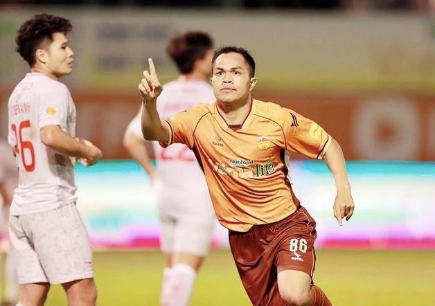 Bàn thắng của Dụng Quang Nho vào lưới Thể Công Viettel cho thấy sự tự tin của các cầu thủ HAGL Bàn thắng của Dụng Quang Nho vào lưới Thể Công Viettel cho thấy sự tự tin của các cầu thủ HAGL