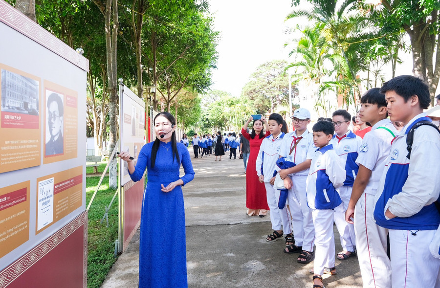 ការតាំងពិព័រណ៌ “មាគ៌ាបដិវត្តន៍ - សមមិត្តហូជីមិញនៅប្រទេសចិន” ជួយឲ្យយុវជនជំនាន់ក្រោយយល់កាន់តែច្បាស់អំពីជីវិតបដិវត្តរបស់លោកពូ។ រូបថត៖ M.C trien-lam-duong-cach-mang-dong-chi-ho-chi-minh-tai-trung-quoc-giup-the-he-tre-hieu-hon-ve-cuoc-doi-hoat-dong-cach-mang-cua-lanh-tu-kinh-yeu.jpg