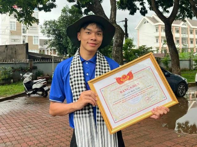 Lê Quốc Tuấn mang nhiều bằng khen, thành tích về cho mẹ Lê Quốc Tuấn mang nhiều bằng khen, thành tích về cho mẹ