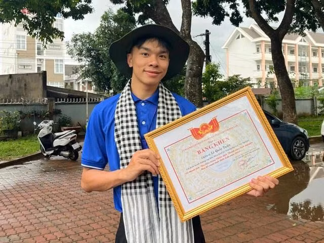 Lê Quốc Tuấn mang nhiều bằng khen, thành tích về cho mẹ