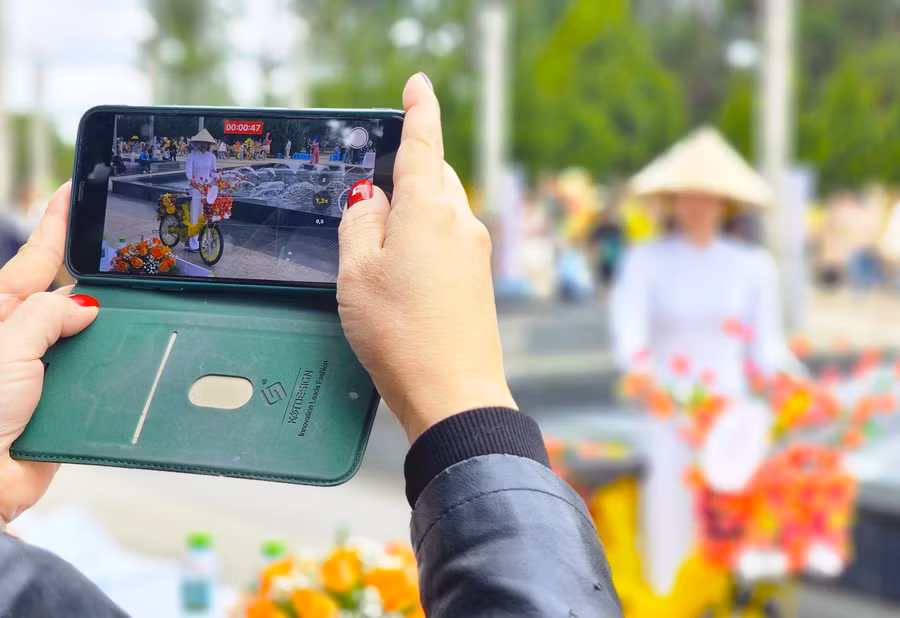 Rất nhiều người dân và du khách hào hứng với hội thi và tranh thủ ghi lại hình ảnh những mô hình xe đạp hoa mà mình yêu thích.