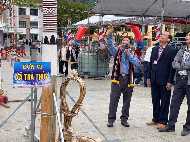 Nghệ nhân Hồ Ngọc An say sưa giới thiệu về cây nêu cúng ông bà