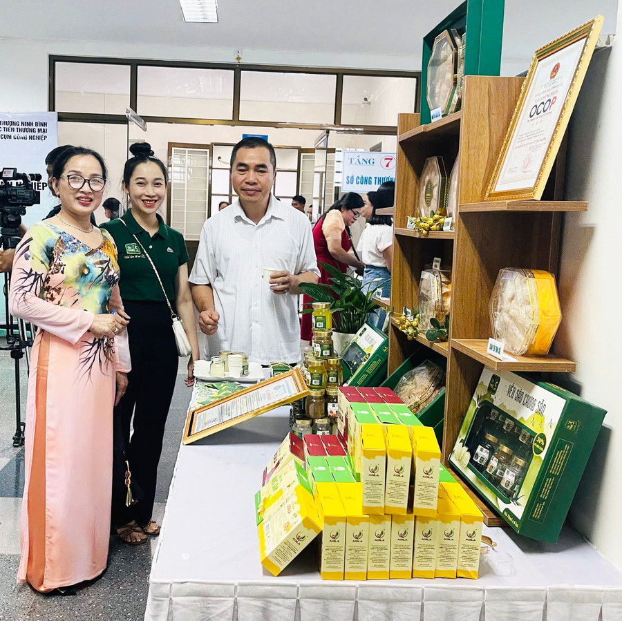 Bà Đoàn Thị Thanh Hương (ngoài cùng bên trái) trưng bày sản phẩm của Công ty cổ phần Phát triển Yến Xuân Cao Nguyên tại Hội nghị. Ảnh: V.T ba-doan-thi-thanh-huong-ngoai-cung-ben-trai-trung-bay-san-pham-cua-cong-ty-tai-hoi-nghi.jpg