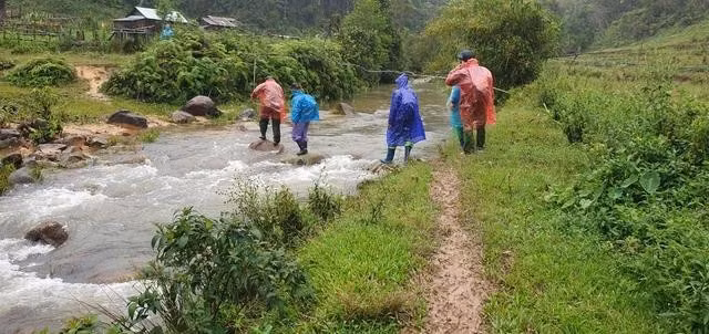Cơ quan công an lội suối, băng rừng tìm người mất tích