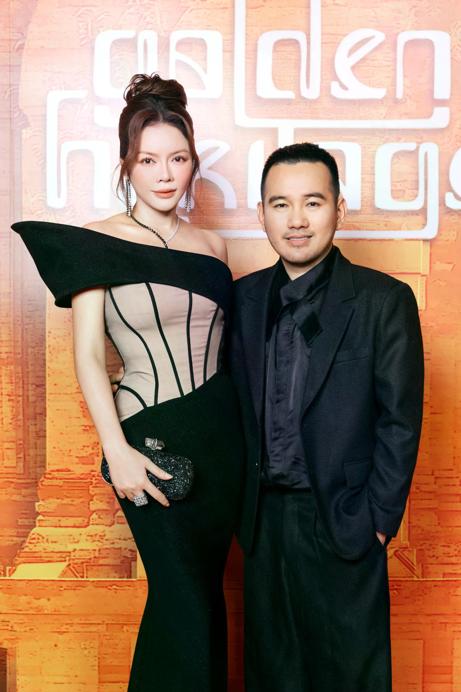 Lý Nhã Kỳ được nhà thiết kế chuẩn bị cho bộ trang phục độc đáo trong lần xuất hiện này. Khả năng biến hóa hình ảnh của sao phim Kiều nữ và đại gia được khán giả khen ngợi