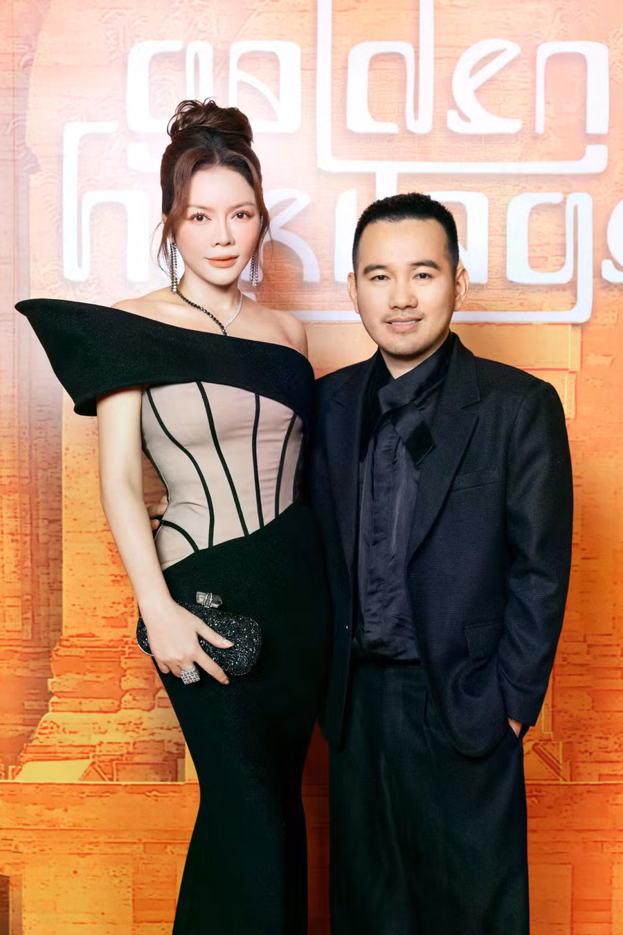 Lý Nhã Kỳ được nhà thiết kế chuẩn bị cho bộ trang phục độc đáo trong lần xuất hiện này. Khả năng biến hóa hình ảnh của sao phim Kiều nữ và đại gia được khán giả khen ngợi