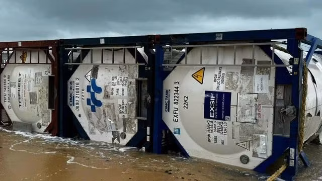 3 bồn chứa khí trôi dạt vào bờ biển Lệ Thủy (xã Bình Trị, H.Bình Sơn, Quảng Ngãi)