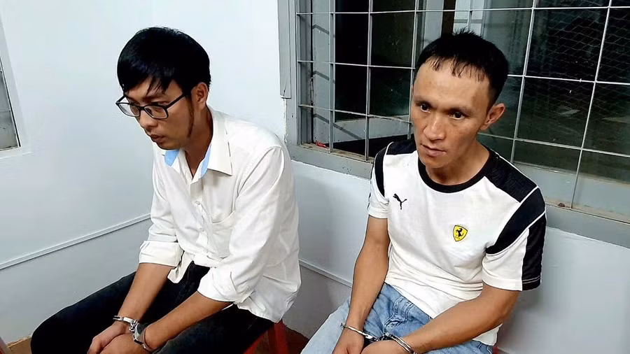 Tài xế Đạt (đeo kính) và đối tượng Khang bị cơ quan công an bắt giữ