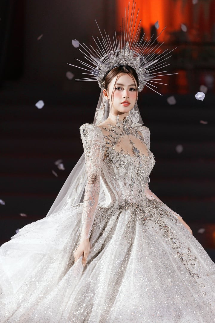 Cùng góp mặt trong show diễn này còn có sự tái xuất của Hoa hậu Tiểu Vy ở vị trí vedette. Cùng góp mặt trong show diễn này còn có sự tái xuất của Hoa hậu Tiểu Vy ở vị trí vedette.
