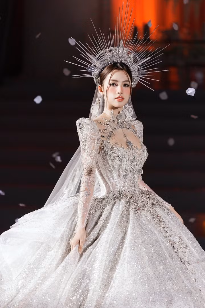 Cùng góp mặt trong show diễn này còn có sự tái xuất của Hoa hậu Tiểu Vy ở vị trí vedette.