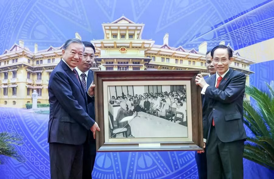 Bộ trưởng Bộ Ngoại giao Lê Hoài Trung tặng Tổng Bí thư, Chủ tịch nước Tô Lâm bức tranh Chủ tịch Hồ Chí Minh và ngành Ngoại giao