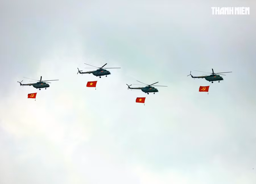 4 chiếc trực thăng mang theo cờ Tổ quốc và cờ Đảng đi qua lễ đài trong buổi hợp luyện diễu binh, diễu hành sáng 11.4