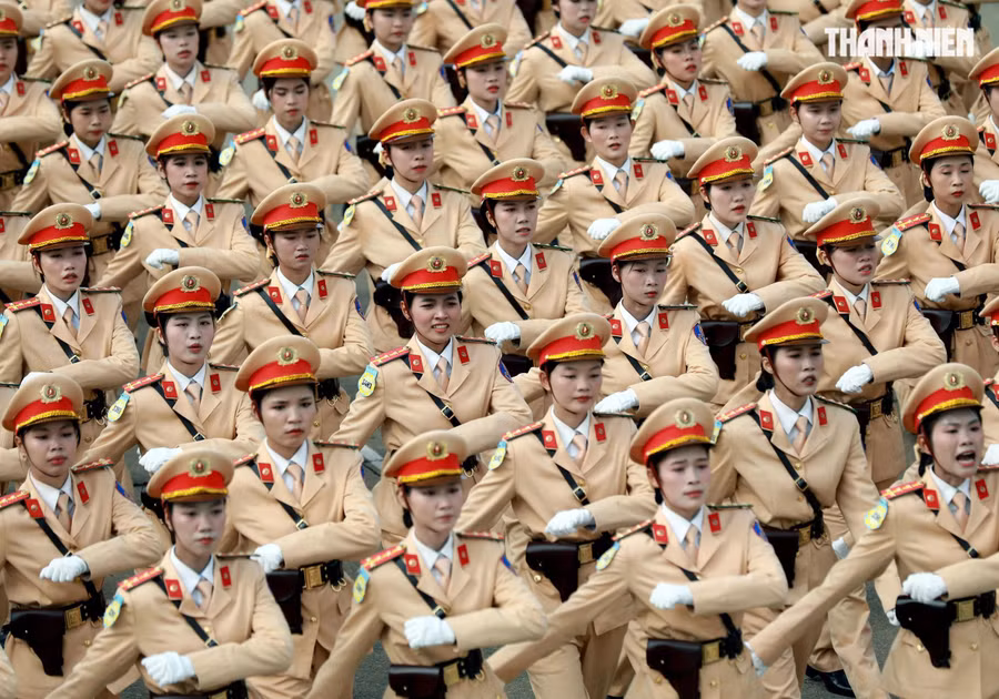 Khối nữ sĩ quan Cảnh sát giao thông