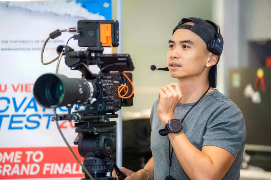 Mới đây, thông qua trang cá nhân, Tuấn Khôi chia sẻ khoảnh khắc giản dị của H'Hen Niê và dành lời khen ngợi độ đáng yêu của người đẹp. Dù đã công khai bạn trai và thoải mái hơn khi nhắc về nhau song Hoa hậu Hoàn vũ Việt Nam 2017 chưa nghĩ đến đám cưới vì "tôi vẫn muốn dành thời gian để làm việc thật tốt, để cuộc sống trọn vẹn hơn"