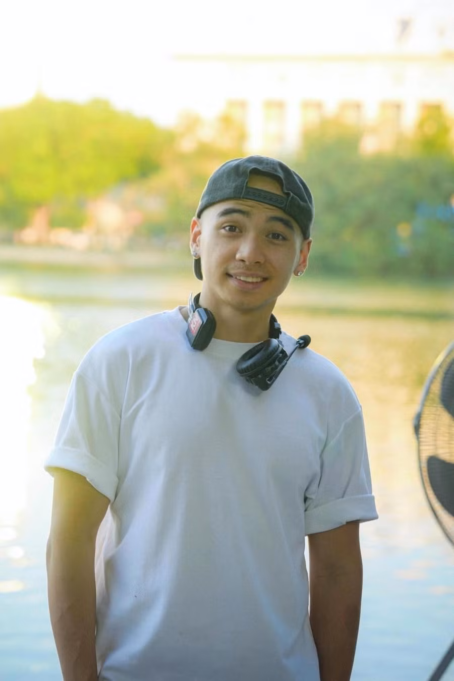 Nhờ tích cực hoạt động thể thao nên Tuấn Khôi có vẻ ngoài khỏe khoắn, săn chắc. Anh chuộng những trang phục đơn giản, điển hình là áo thun, mũ lưỡi trai… Nhiều người cho rằng tính cách này của anh cũng phù hợp với H'Hen Niê. Bởi dù là một hoa hậu đắt show song mỹ nhân Ê Đê cũng ít khi mua sắm đồ hiệu, thậm chí có lần cô còn diện lại đồ cũ và sống khá giản dị trong cuộc sống đời thường