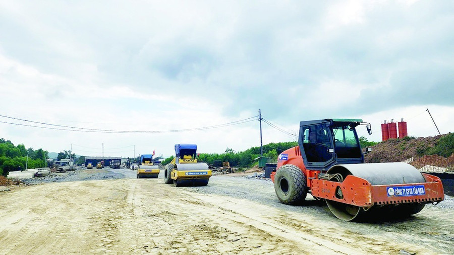 Đắk Lắk đang đẩy nhanh tiến độ thi công dự án thành phần 3, tuyến cao tốc Khánh Hòa - Buôn Ma Thuột. Ảnh: MAI CƯỜNG Đắk Lắk đang đẩy nhanh tiến độ thi công dự án thành phần 3, tuyến cao tốc Khánh Hòa - Buôn Ma Thuột. Ảnh: MAI CƯỜNG