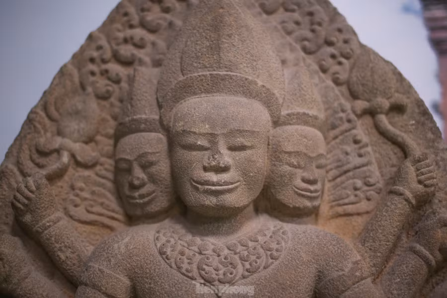 Brahma vị thần tối cao, thần sáng tạo ra vũ trụ, đứng đầu trong ba vị thần chính của Ấn Độ giáo, vợ thần Brahma là nữ thần Sarasvati. Ảnh: Trương Định.