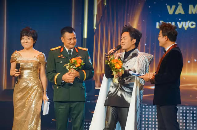 Ca sĩ Tùng Dương bày tỏ niềm vui và tự hào khi được Bộ VH-TT-DL vinh danh ở hạng mục ''Ca sĩ nổi bật của năm 2024''