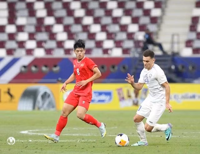 Các đội trẻ của Uzbekistan (áo trắng) là một trong những đối thủ khó chịu nhất ở châu Á