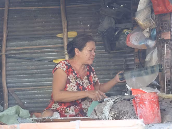 Nhờ vào nghề làm bánh tráng, bà Linh nuôi được các con trưởng thành