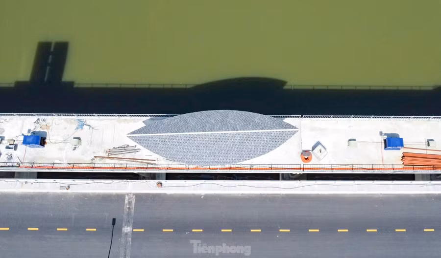 Công trình đập dâng Phú Phong kết hợp cầu giao thông rộng 10m, gồm 29 nhịp. Theo Chủ tịch huyện Tây Sơn, đây là một trong những tuyến giao thông kết nối quan trọng, góp phần vào sự phát triển kinh tế - xã hội của địa phương. Ảnh: Trương Định.