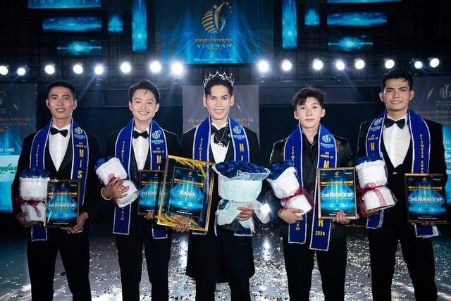 Nguyễn Tiến Đạt (giữa) vỡ òa khi được gọi tên cho ngôi vị quán quân Nguyễn Tiến Đạt (giữa) vỡ òa khi được gọi tên cho ngôi vị quán quân