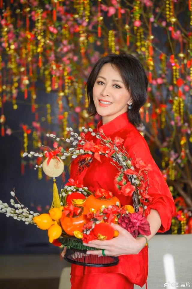 Lưu Gia Linh rực rỡ mừng Xuân