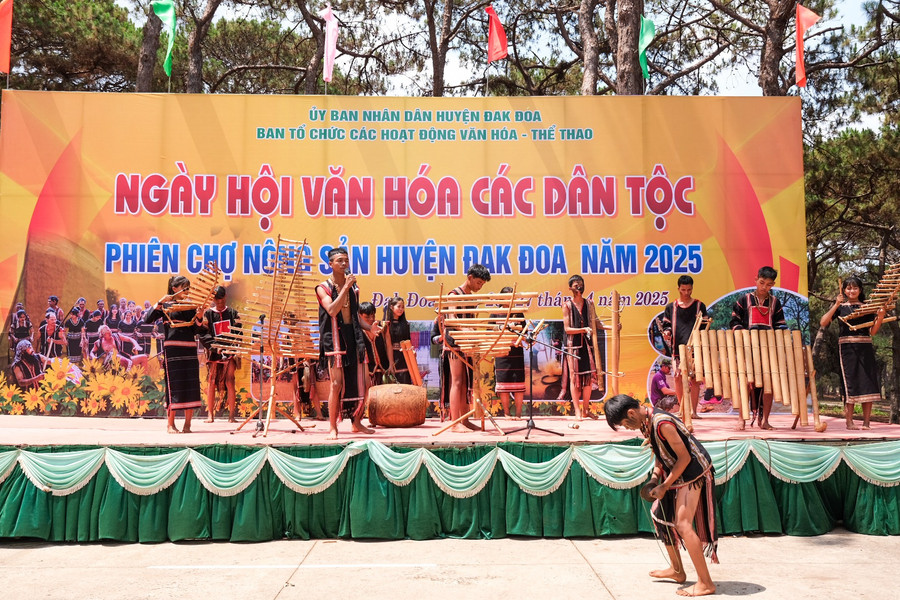 Màn hòa tấu nhạc cụ dân tộc của thế hệ trẻ xã Hà Bầu, huyện Đak Đoa. Ảnh: M.C man-hoa-tau-nhac-cu-dan-toc-cua-the-he-tre-xa-ha-bau-huyen-dak-doa.jpg