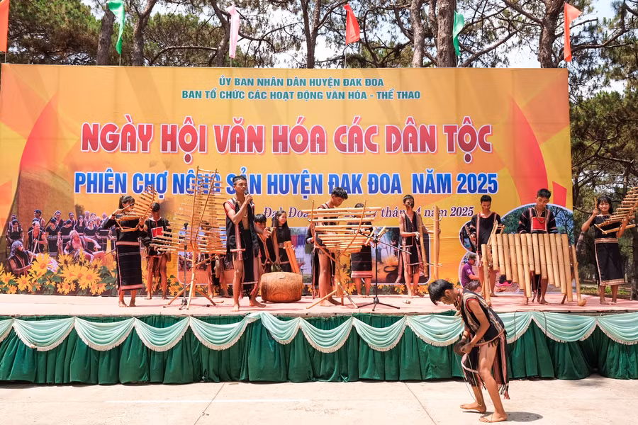 man-hoa-tau-nhac-cu-dan-toc-cua-the-he-tre-xa-ha-bau-huyen-dak-doa.jpg