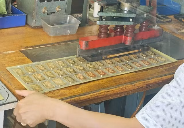 Giá vàng hôm nay dừng ở quanh mốc 97,4 triệu đồng sau một tuần biến động dữ dội