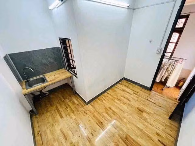 Một phòng trọ giá 2,5 triệu đồng/tháng ở Q.Gò Vấp, ngoài chi phí điện nước, người thuê còn phải đóng thêm phí dịch vụ, phí phát sinh theo đầu người, phí sử dụng máy giặt...