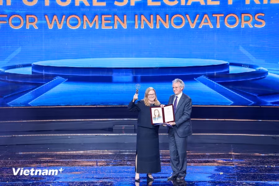 Giải Đặc biệt VinFuture 2024 dành cho Nhà khoa học Nữ được trao cho Giáo sư Kristi S. Anseth (Mỹ). (Ảnh: Minh Sơn/Vietnam+)